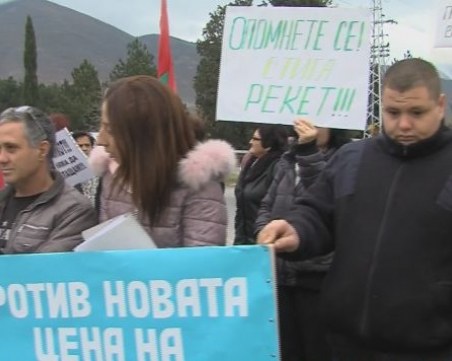 Протест блокира Подбалканския път, причината - поскъпването на водата