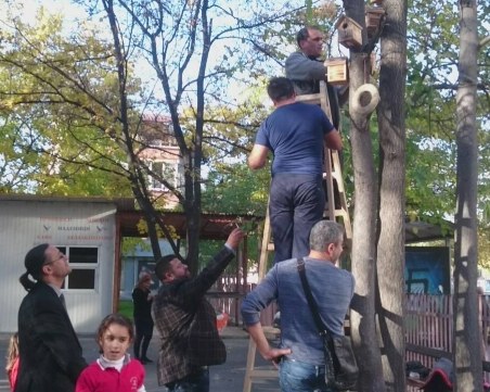 Второкласници и бащите им слагаха заедно къщички за птици