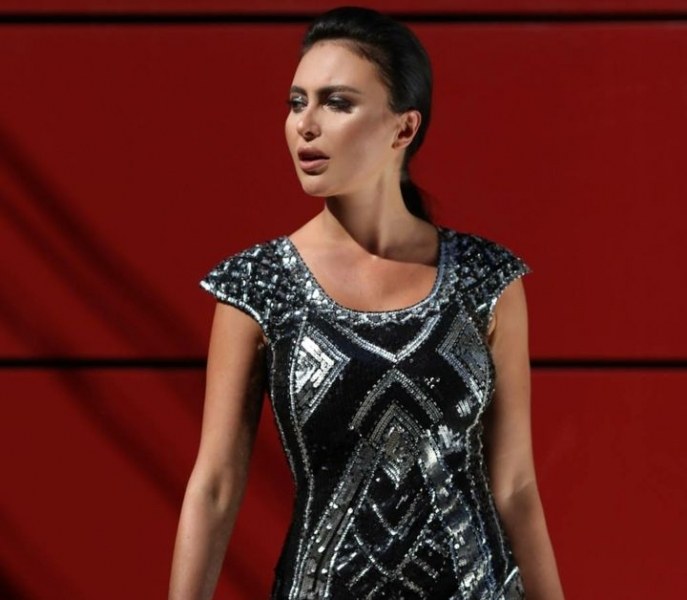 Лили Ангелова съветва: Какво да облечем, за да бъдем звездата на фирменото парти СНИМКИ