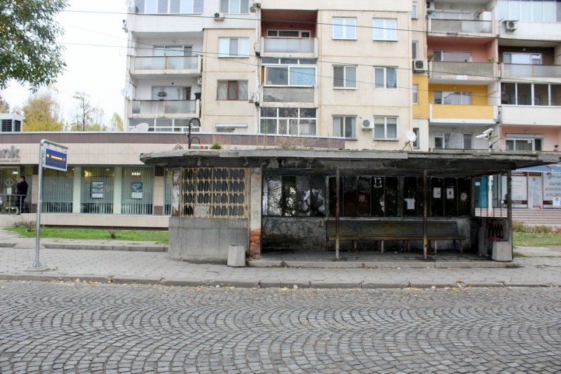 Премахват опасна спирка в Кючука СНИМКИ