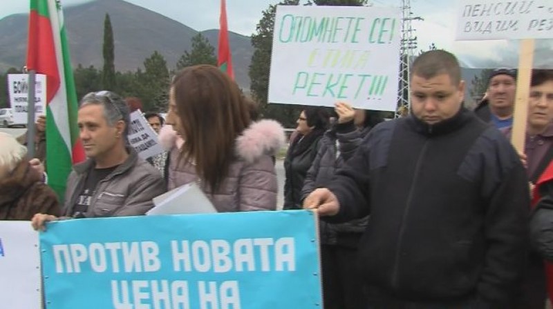 Протест блокира Подбалканския път, причината - поскъпването на водата
