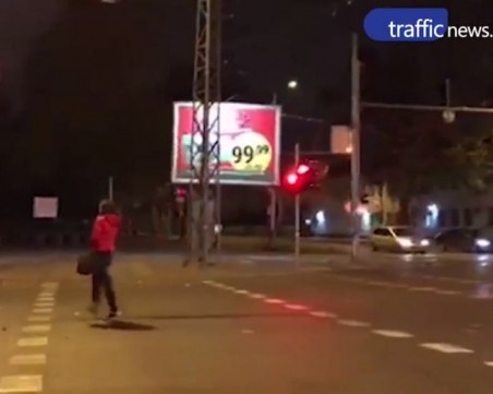 Безумно пресичане в Пловдив! Девойка мина на червено и с гръб към колите на опасен булевард ВИДЕО