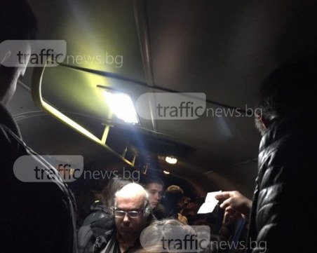 Пътници натъпкани като сардини в автобуса Пловдив-Куклен ВИДЕО