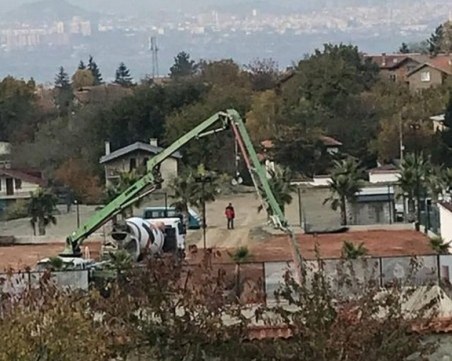 Докато скандалите вървят: Д-р Енчев форсира строителството на цеха си ВИДЕО