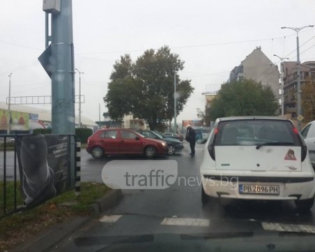Катастрофа на кръговото на Панаира – хлъзгавите пътища сблъскаха двама СНИМКИ