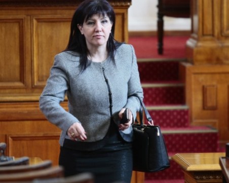 Корнелия Нинова доволна от оставката, Марешки се фръцна, а парламенът с нов шеф