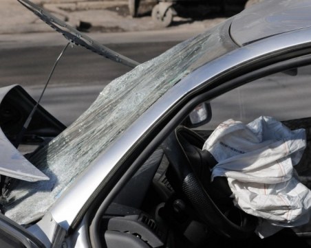 Микробус и автомобил се удариха край Калофер, две жени са в болница