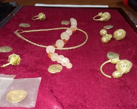 Откриха златно съкровище в автомобил в Казанлък