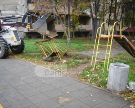 Поголовно махат стари детски катерушки и люлки в Кършияка СНИМКИ