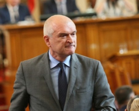 След скандала: Депутатите гласуват оставката на парламентарния шеф днес