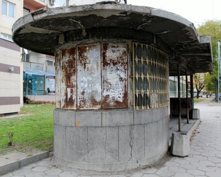 Стара и опасна спирка в Кючука отива в историята СНИМКИ