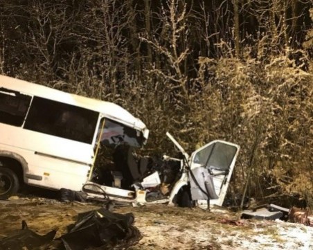 Тежка катастрофа между бус и камион, 15 души загинаха