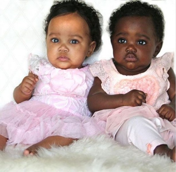 Изумителните бебета близначки с различен цвят на кожата станаха хит в Инстаграм
