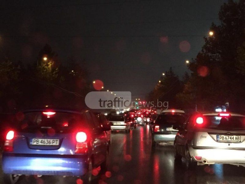 Откъде са всички тези коли? Булевардите в Пловдив здраво се задръстиха СНИМКИ