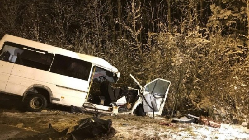 Тежка катастрофа между бус и камион, 15 души загинаха