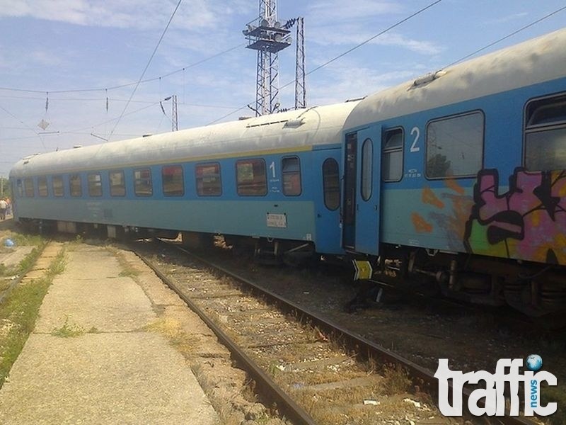 Товарен влак дерайлира на гара Карлово