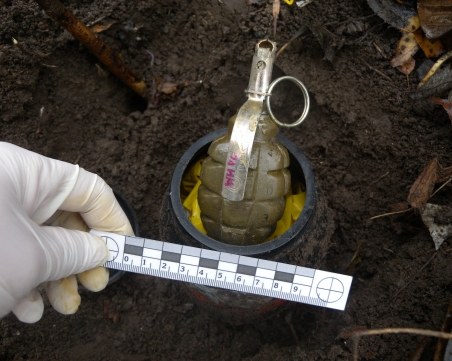 Бомби, оръжия и боеприпаси са намерени в дома на 21-годишен българин СНИМКИ