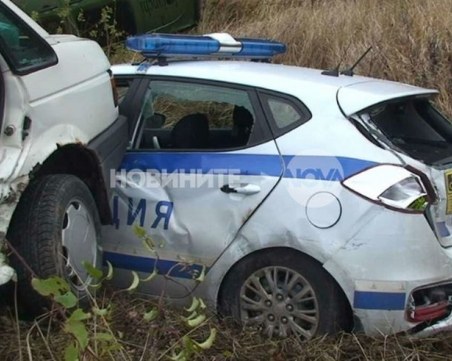 Кола помля патрулка, докато полицаите правели оглед на катастрофа СНИМКИ