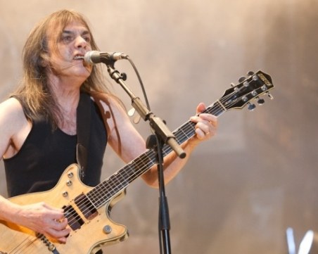 Почина легендарният китарист Малкълм Йънг от AC/DC