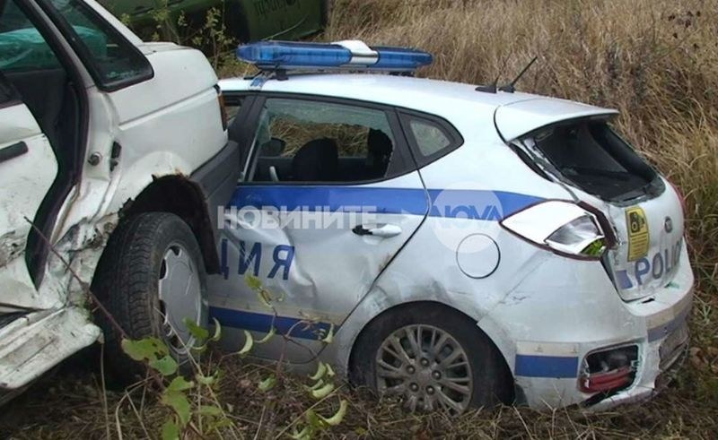 Кола помля патрулка, докато полицаите правели оглед на катастрофа СНИМКИ