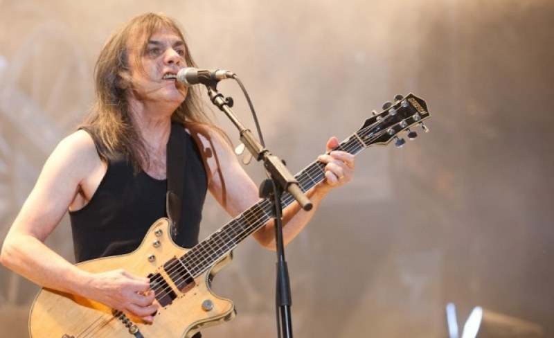Почина легендарният китарист Малкълм Йънг от AC/DC