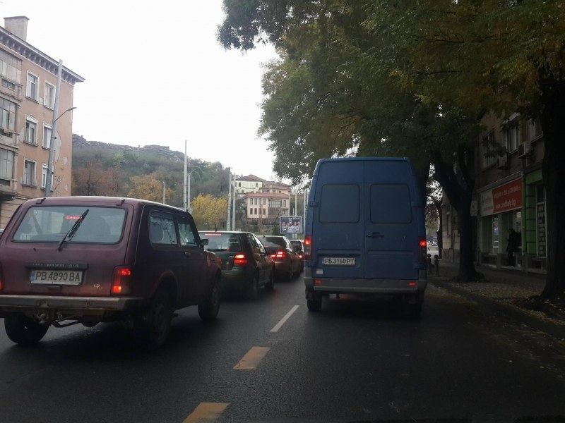 Събота ранен следобед: Пловдив затапен от стотици коли, 20 минути се чака на светофар СНИМКИ