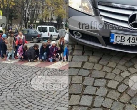 Деца сложиха цветя на пешеходна пътека, шофьорка с мерцедес ги напсува СНИМКИ