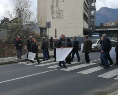 Гневни работници блокираха пътя Смолян – Пампорово