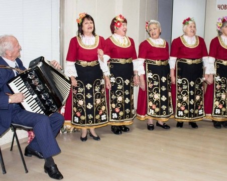 Прочут пловдивски акордеонист празнува 70 години на сцената