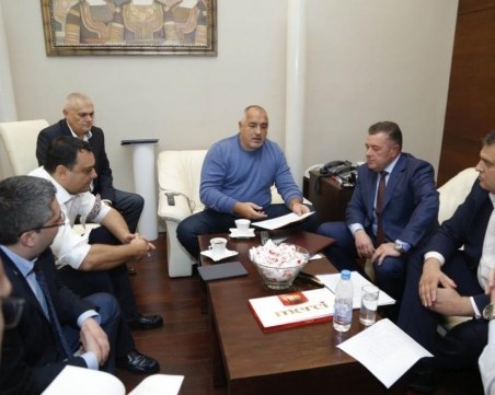 Премиерът свиква спешна среща заради катастрофите