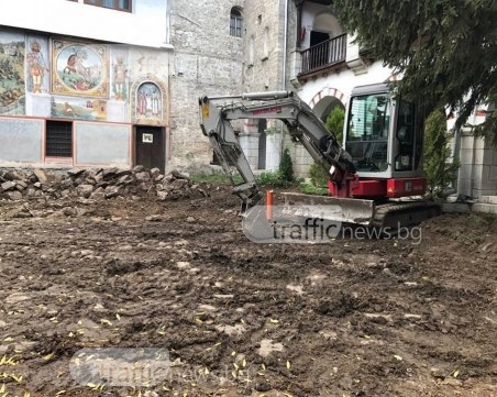 Разкопаха двора на Бачковския манастир СНИМКИ