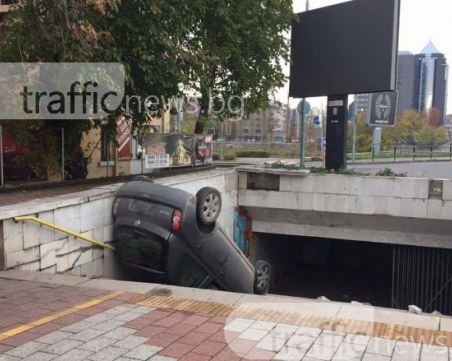 Зрелищна каскада! Нисан Микра се навря в подлеза на Водната палата СНИМКИ