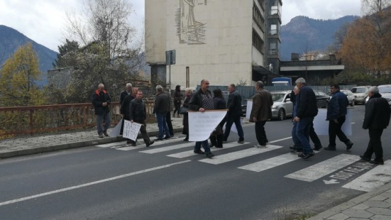 Гневни работници блокираха пътя Смолян – Пампорово