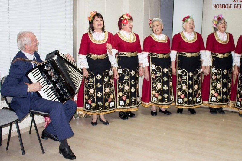 Прочут пловдивски акордеонист празнува 70 години на сцената