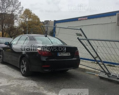 Нов инцидент от бригадите за безплатно саниране - ограда се стовари върху BMW в Пловдив СНИМКИ