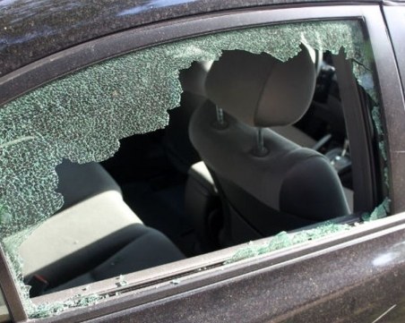 Двама мъже потрошиха колата на 24-годишно момиче от Хисаря