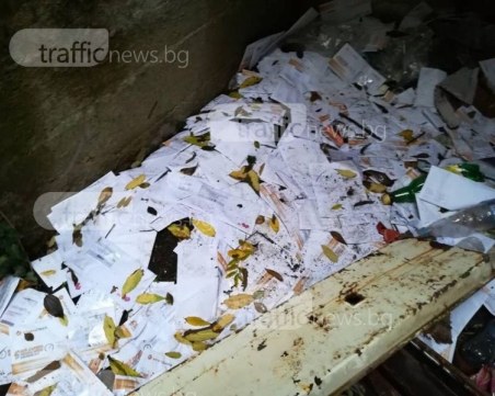 Личните ни данни застрашени - купища писма се търкалят по улица в Пловдив СНИМКИ