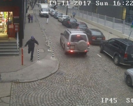 Обир посред бял ден! Мъж ограби клон на Easy pay, камера запечатала екшъна СНИМКИ