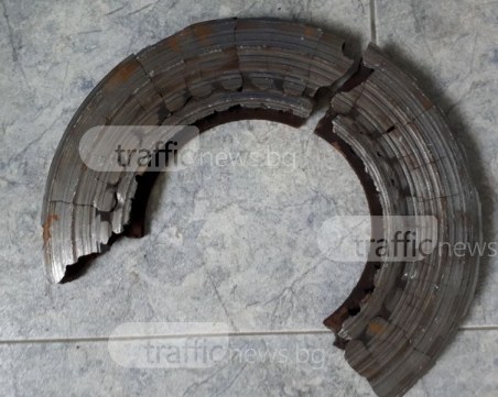 Пълен с пътници автобус се разпада в движение в Пловдив, водачът дори не спира СНИМКИ