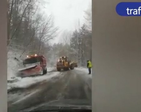 Падна 5 см сняг край Пловдив и снегоринът…закъса ВИДЕО