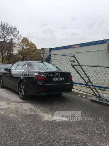 Нов инцидент от бригадите за безплатно саниране - ограда се стовари върху BMW в Пловдив СНИМКИ