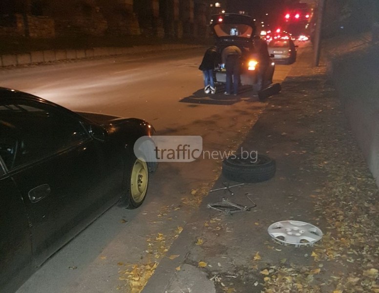 Пловдивски булевард като автоморга! Погреба джанти и гуми на три коли за минути СНИМКИ