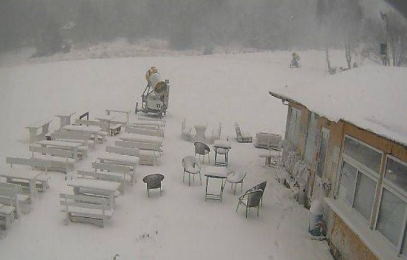 Снегът дойде! Бяла пелена покри земята само на 30 км от Пловдив СНИМКИ