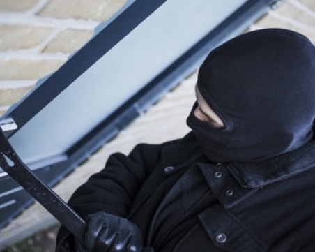 Апаши разбиха магазин на булевард 