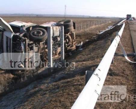 Бус се обърна на Тракия, затрудни движението