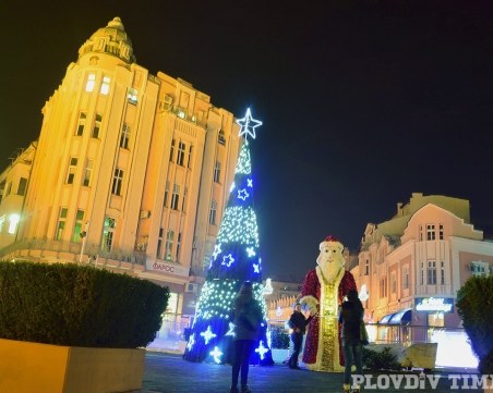 Духът на Коледа се пренася в Пловдив! Украсяваме рекордно голяма елха