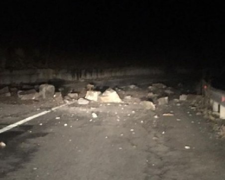 Купчина скали се сгромоляса пред автомобил край Пещера СНИМКИ