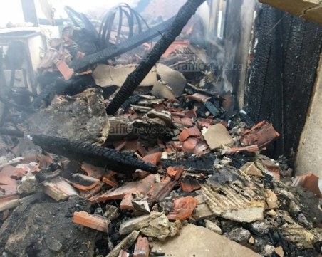 Пожар избухна в апартамент в Панагюрище, 21-годишен пострада