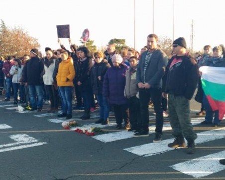 След смъртта на 16-годишния ученик, десетки излязоха на протест