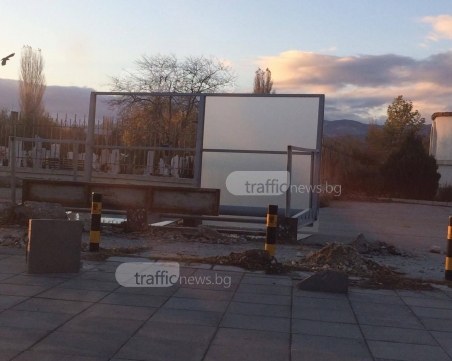 Спирка в Кючука с краката на горе, стъклата по тротоара СНИМКИ